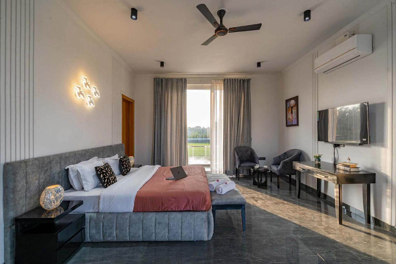 Stayvista At Le Blanc Escape W Outdoor Pool Sohna Exterior foto